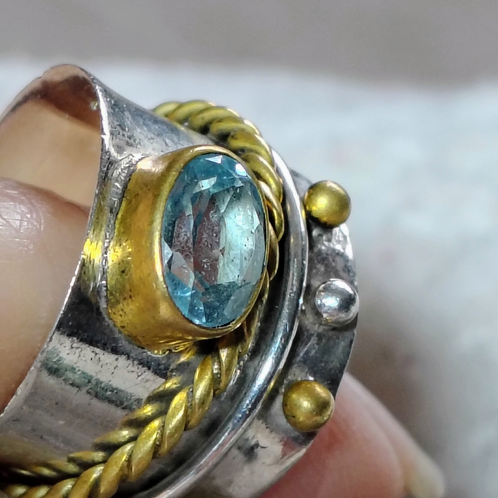 Stunning Silver and Gold Ring with Aquamarine Stone